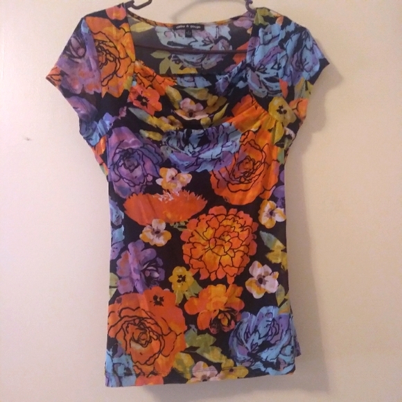 Cable & Gauge Stretchy  Floral Top, Size: Small. - Picture 5 of 8
